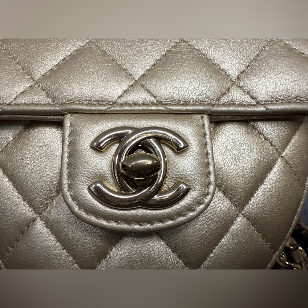 CHANEL mini heart flap bag lambskin crossbody - Picture 3 of 14